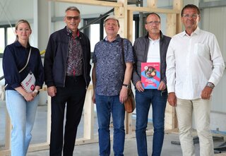 Die Vertreter des Stadtrates und der Stadtverwaltung machten sich auch ein Bild der neuen Produktionshalle an der Turnerstraße. (v.l.n.r.) Paula Walthelm (CDU), Volker Holuscha (Oberbürgermeister, parteilos), Michael Moosdorf (CDU), Uwe Rennert (AfD) und Steffen Stier (Geschäftsführer W&S). Foto: Stadtverwaltung Flöha/ Erik Frank Hoffmann