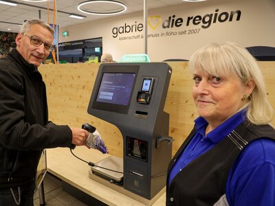Oberbürgermeister Volker Holuscha ließ sich von Edeka-Mitarbeiterin Frau Vogel das Selbstzahlerterminal erklären. Foto: Stadtverwaltung Flöha/ Erik Frank Hoffmann