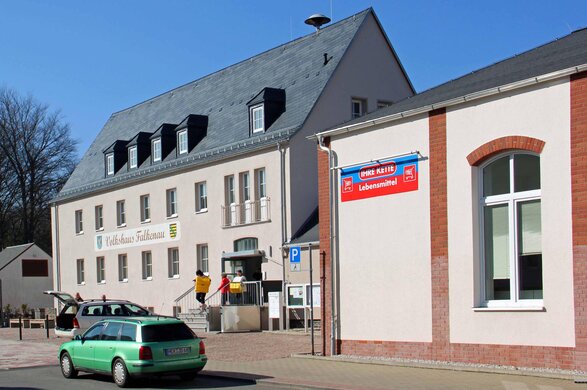 Das umfassend sanierte Volkshaus und der neu entstandene Dorfladen "unser Laden Falkenau", seit Januar 2024 "Tante Enso"