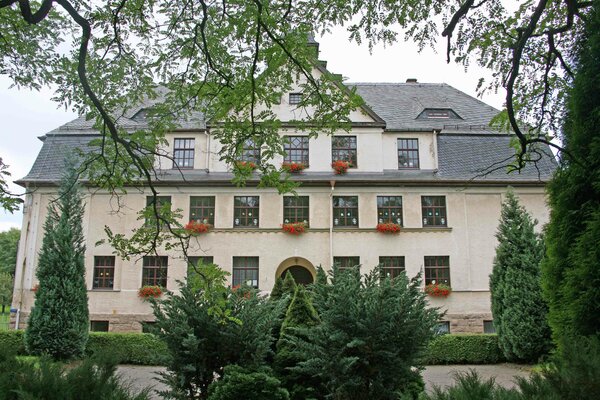 Die im Jahr 1913 erbaute Schule, seit Beginn des Schuljahres 2010/2011 verwaist. 