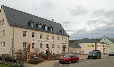 Ortskern des Ortsteils Falkenau mit Volkshaus und Einkaufszentrum "Tante Enso" 