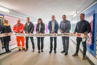 Mit einem symbolischen Durchschneiden des Bandes wurde der barrierefreie Bahnhof Flöha offiziell eingeweiht. Foto: Stadtverwaltung Flöha/ Erik Frank Hoffmann