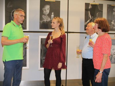 Oberbürgermeister Volker Holuscha mit der Künstlerin Lydia Kirchner und interessierten Bürgern im Gespräch. Foto: Stadtverwaltung Flöha/ rm