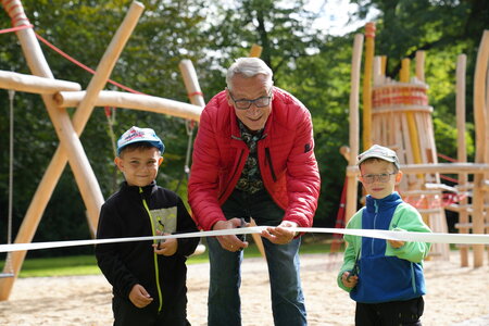 Oberbürgermeister Volker Holuscha eröffnete den Spielplatz im Baumwollpark zusammen mit Kindern der Kindertagesstätte Baumwollzwerge mit einem symbolischen Banddurchschnitt. Foto: Stadtverwaltung Flöha/ Erik Frank Hoffmann