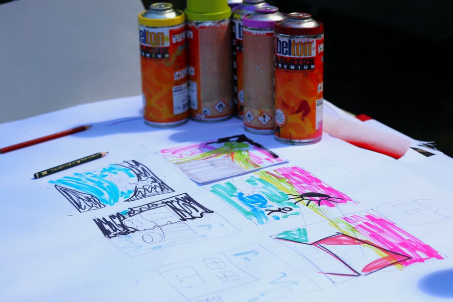 Konzeption von zwei Motiven für "Bunte Buswartehallen" auf Papier, bevor diese auf einer Dibond-Platte umgesetzt werden. 