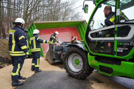 Ein Anhänger kippte am Freitag auf die S223. Foto: Stadtverwaltung Flöha/ Erik Frank Hoffmann 