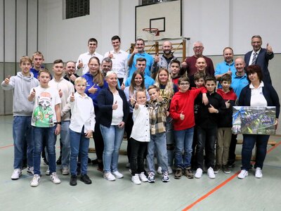 Oberbürgermeister Volker Holuscha (hinten rechts) freut sich darüber, dass es in Flöha nach wie vor engagierte Sportler, Trainer und Übungsleiter gibt. Foto: Knut Berger