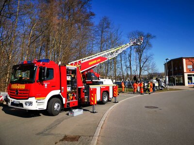 Die Drehleiter der Feuerwehr Flöha wurde in die Übung eingebunden. Foto: Stadtverwaltung Flöha/ Kay Morgenstern