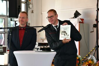 Übergabe des Erkunders. Foto: Uwe Neugebauer