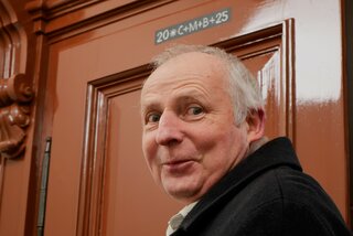 Pfarrer Roman Neumüll segnete das Kontorgebäude, in welchem sich die Stadtverwaltung Flöha befindet. Foto: Stadtverwaltung Flöha/ Erik Frank Hoffmann