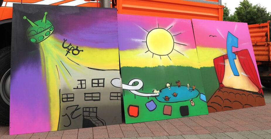 Aufstellung gestalteter Tafeln für eine "Bunte Buswartehalle", bevor diese montiert werden. 