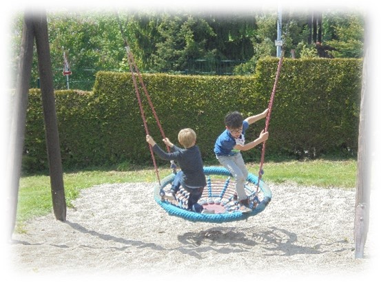 Spiel im Freien auf dem Schulhof und im Garten